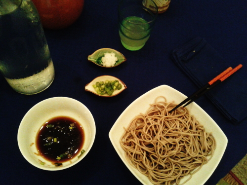 Foto fatta al volo mentre già stavamo mangiando. Per servirlo in modo carino si possono bollire le "forchettate" di soba legate così da poter disporre tutti i piccoli mucchietti nel piatto attorno alla ciotola di mentsuyu... Io avevo solo caldo e fame! :P